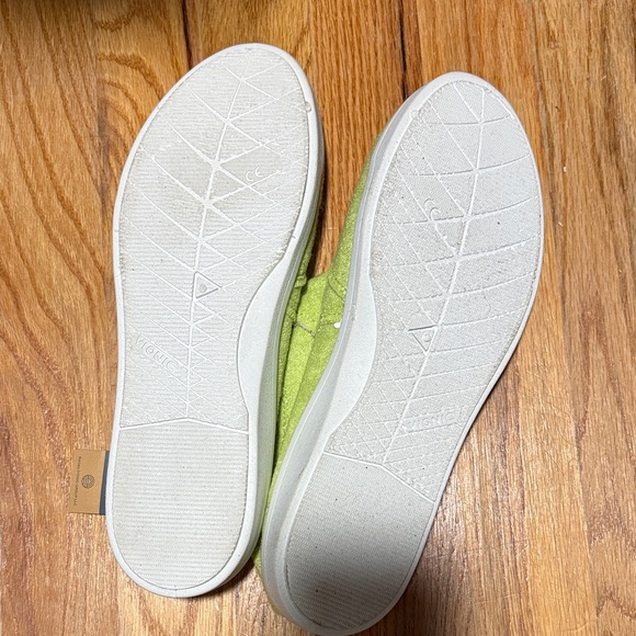 New! Vionic Beach slip-ons - Picture 3 of 6